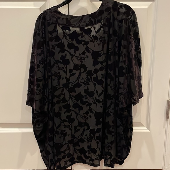 A New Day Black Floral Velvet Short-Sleeved Kimono. Never worn, but tag removed. - Picture 6 of 6